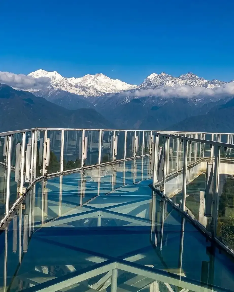 Pelling skywalk glass bridge Kanchenjunga view
